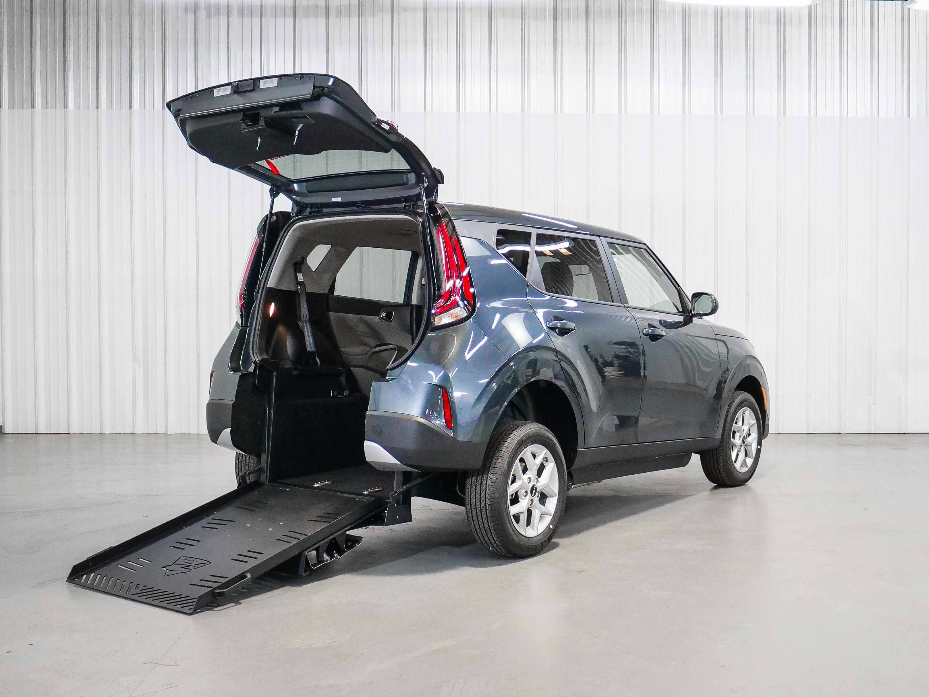 2025 Kia Soul LX's photo