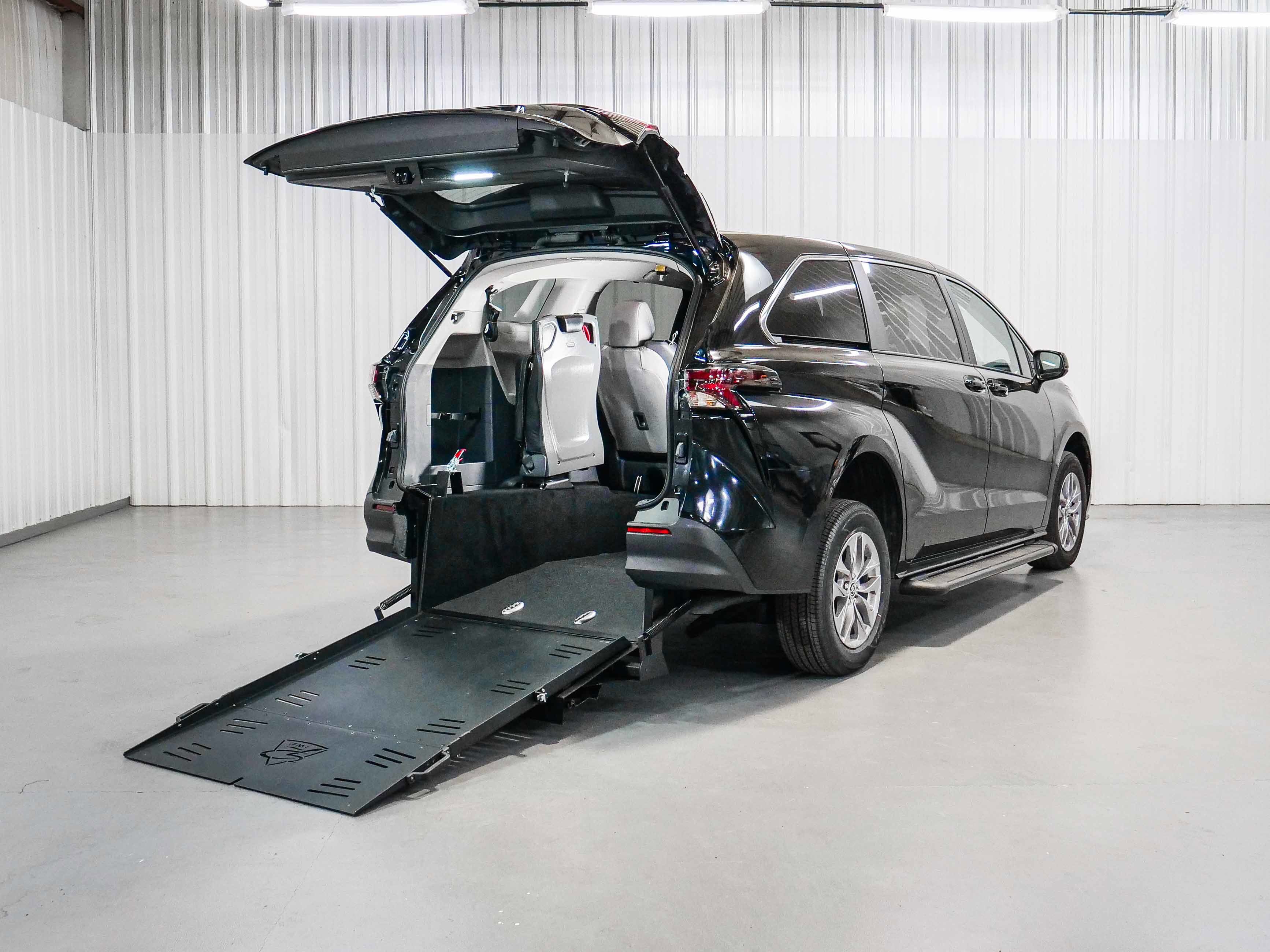 2023 Toyota Sienna LE's photo