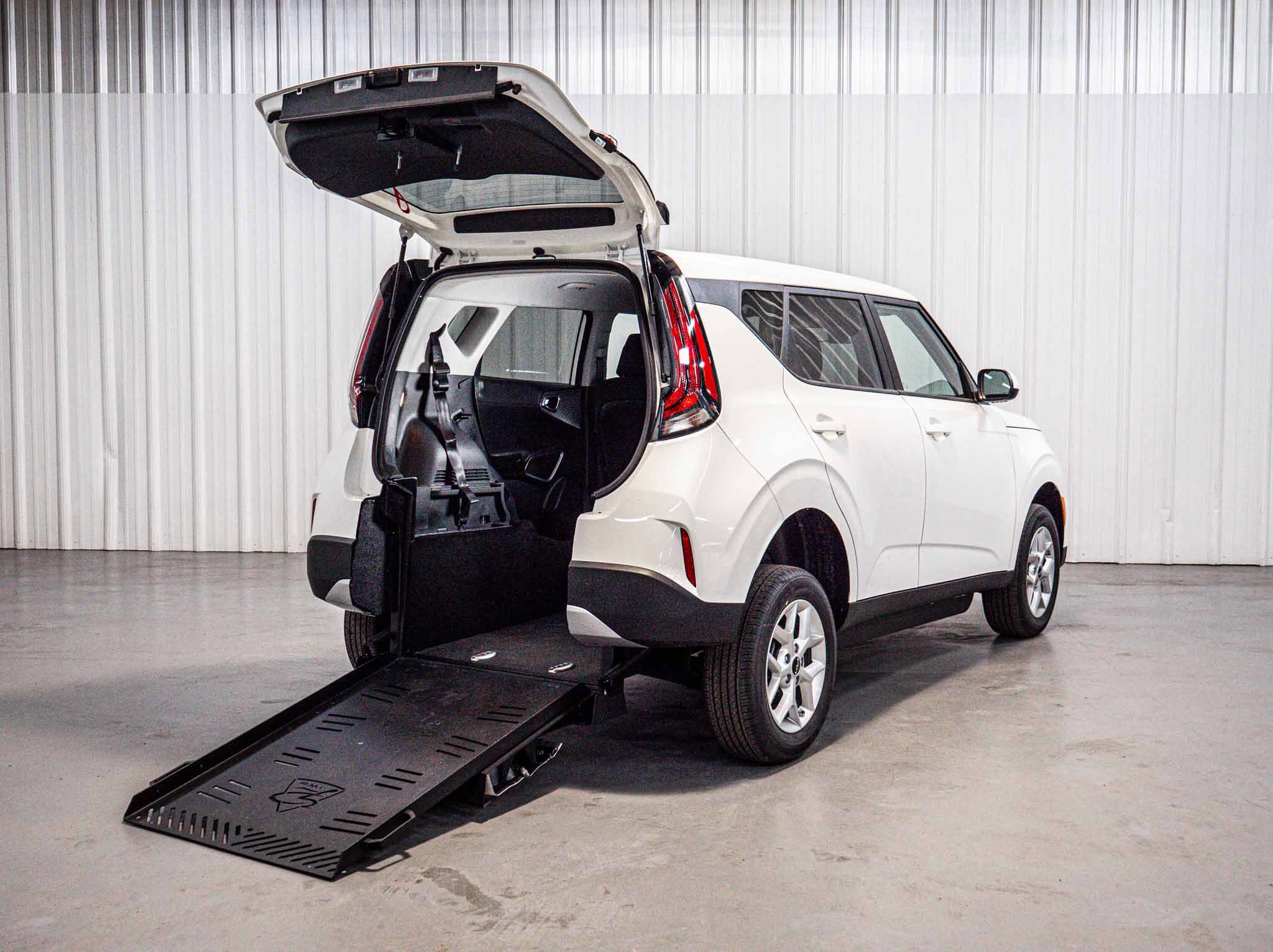 2025 Kia Soul LX's photo