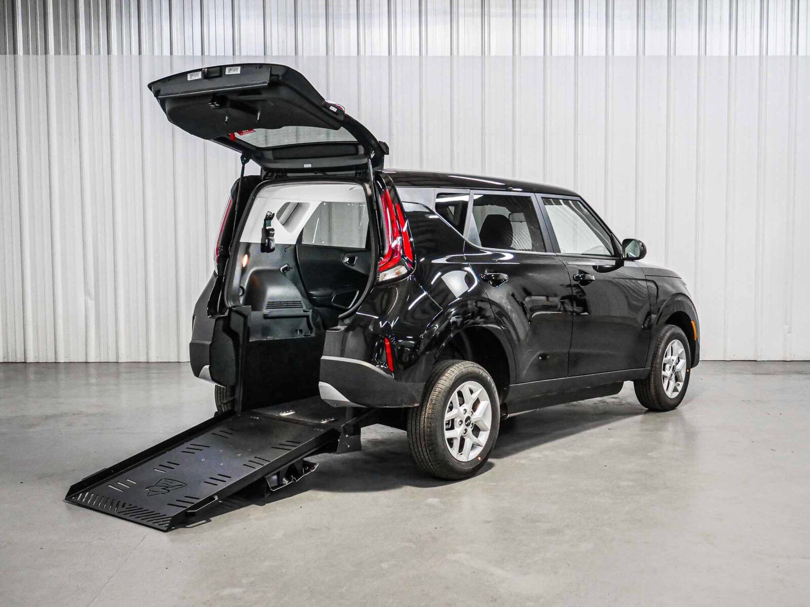 2025 Kia Soul LX's photo