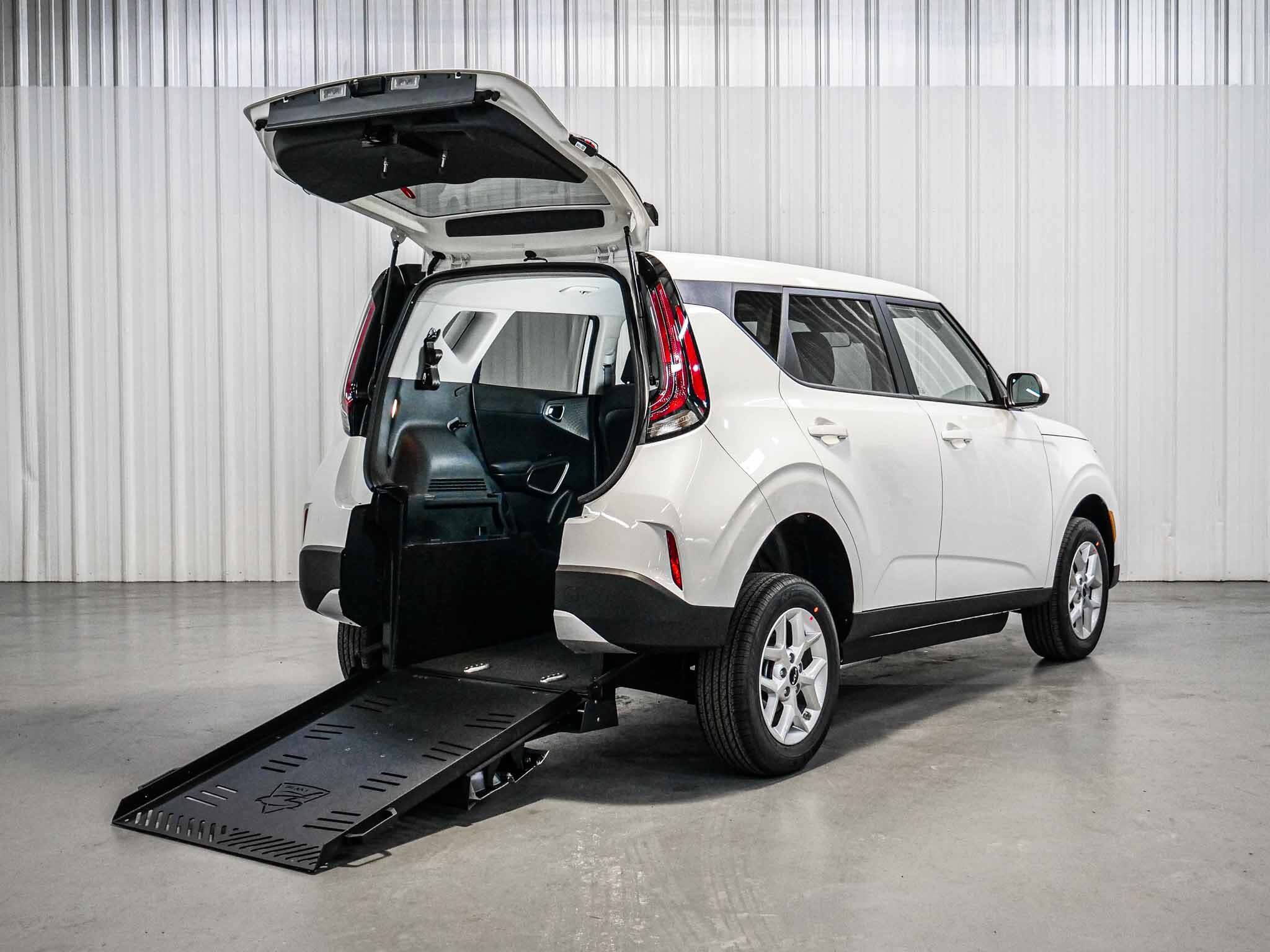 2025 Kia Soul LX's photo