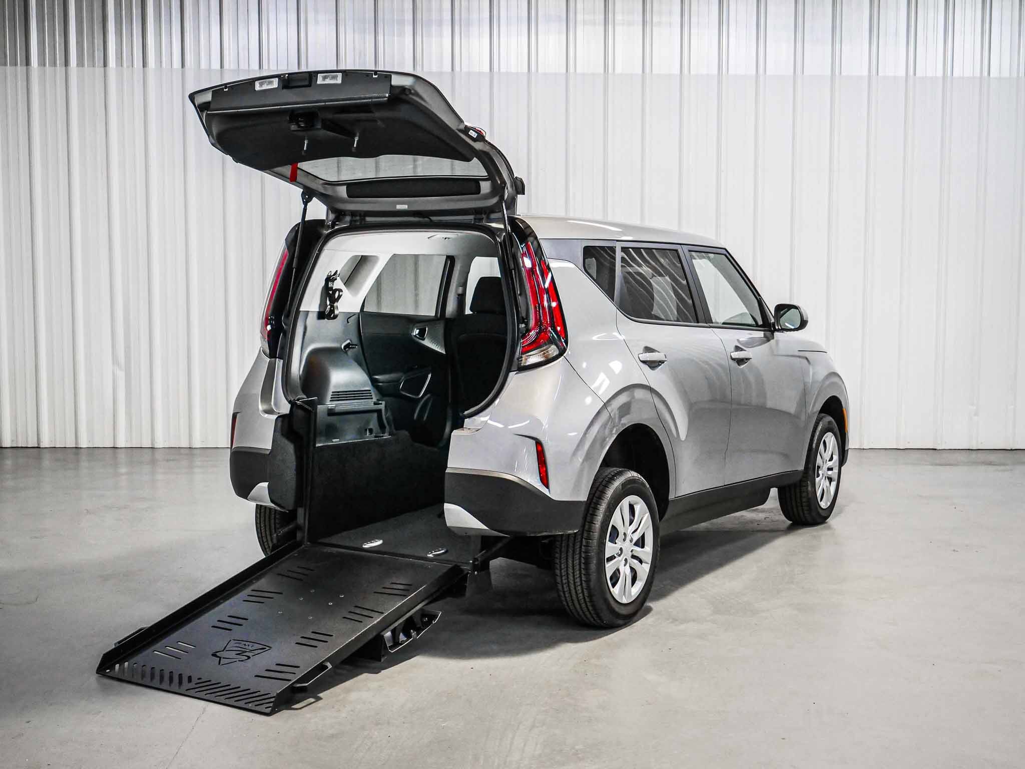 2025 Kia Soul LX's photo