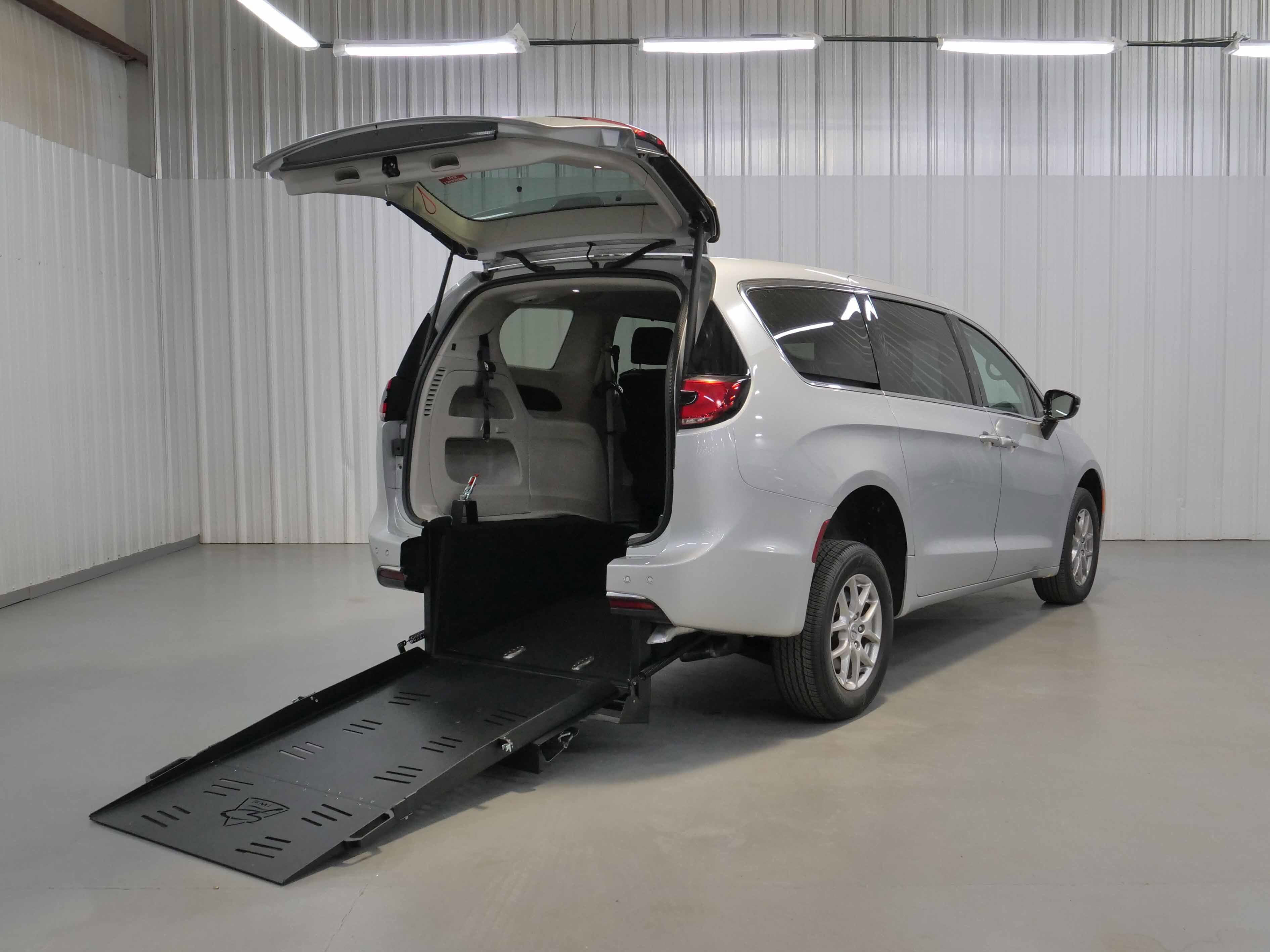 2024 Chrysler Pacifica Touring L's photo