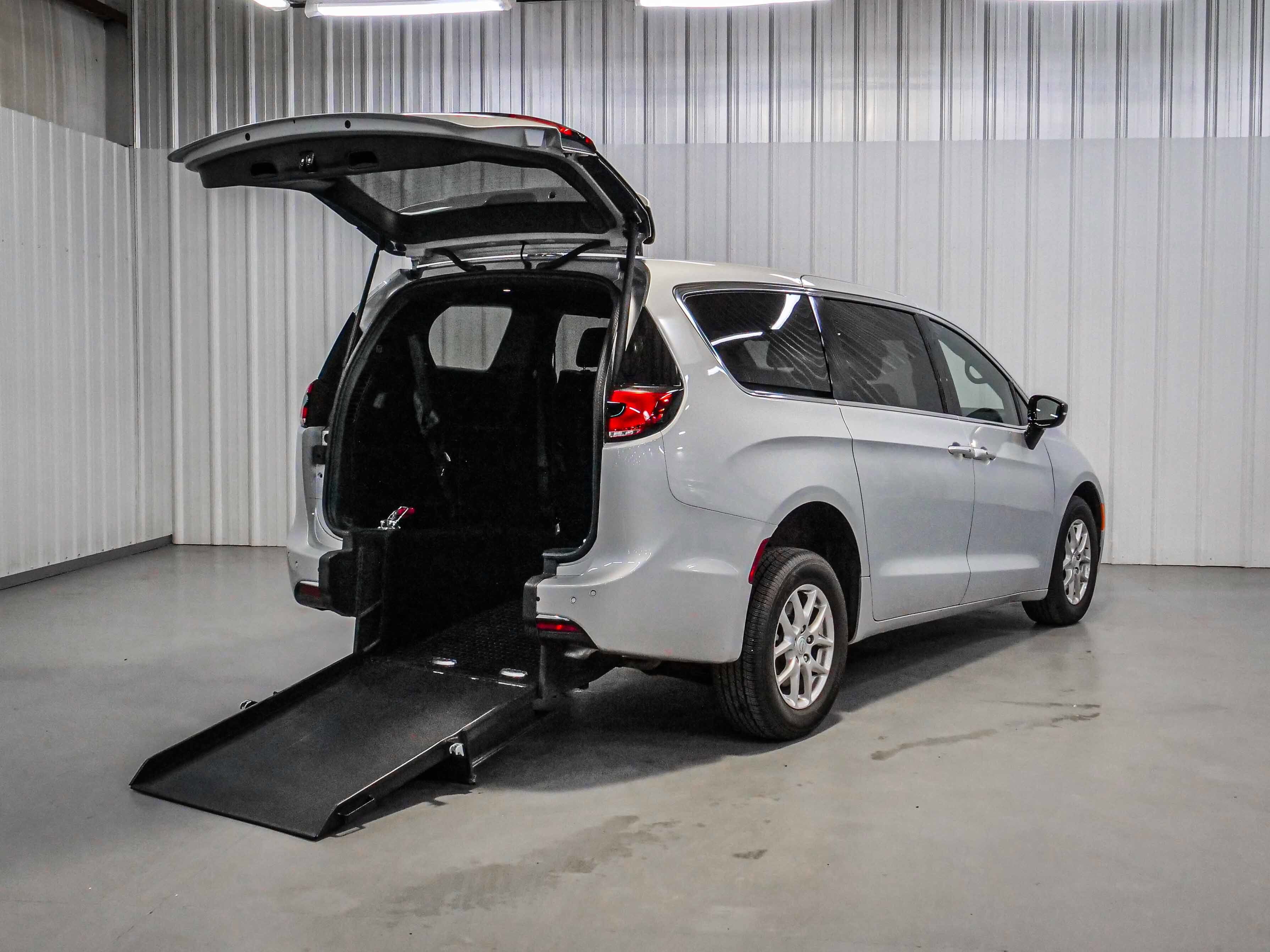 2026 Chrysler Pacifica Select's photo