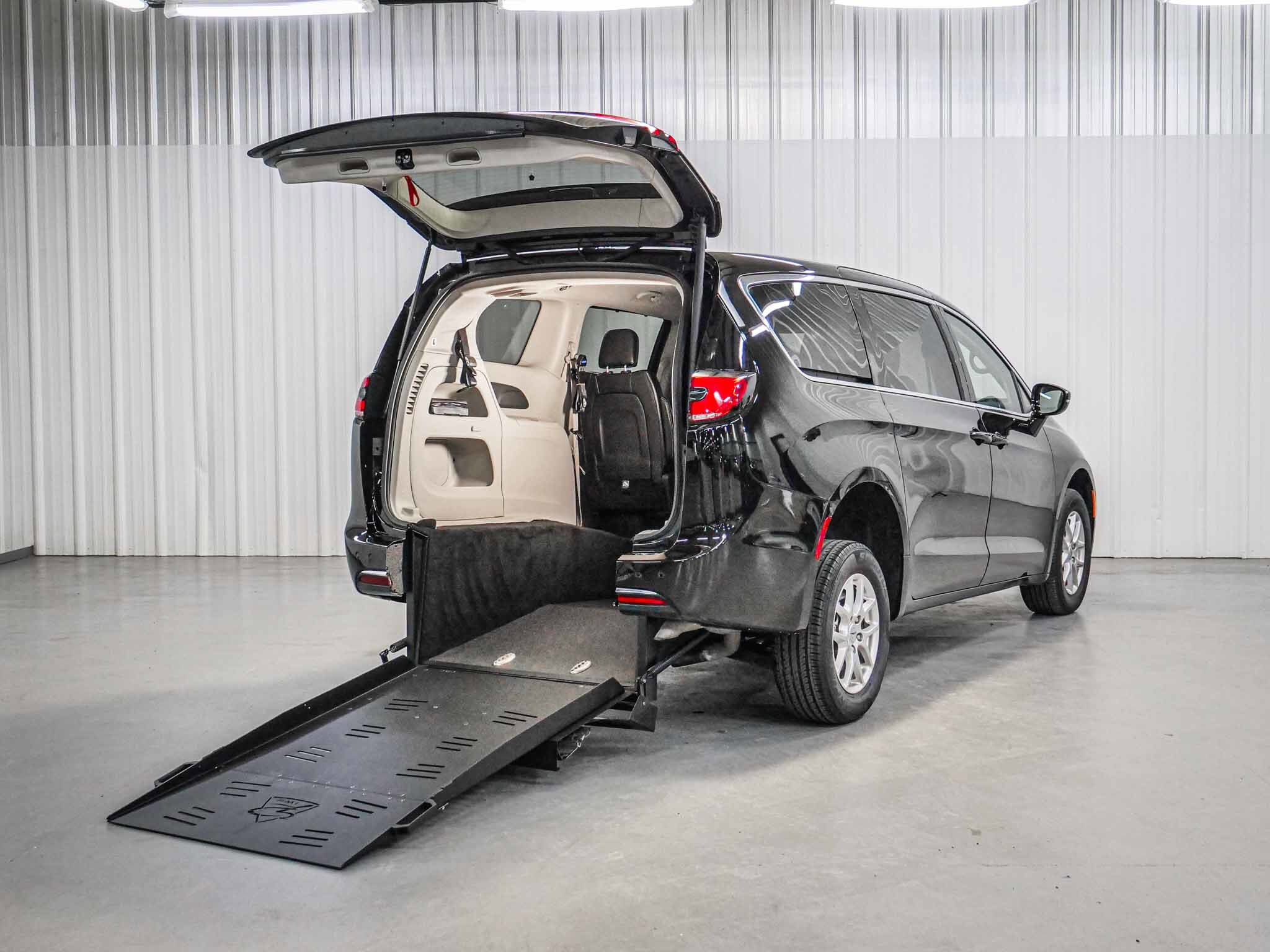 2023 Chrysler Pacifica Touring L's photo