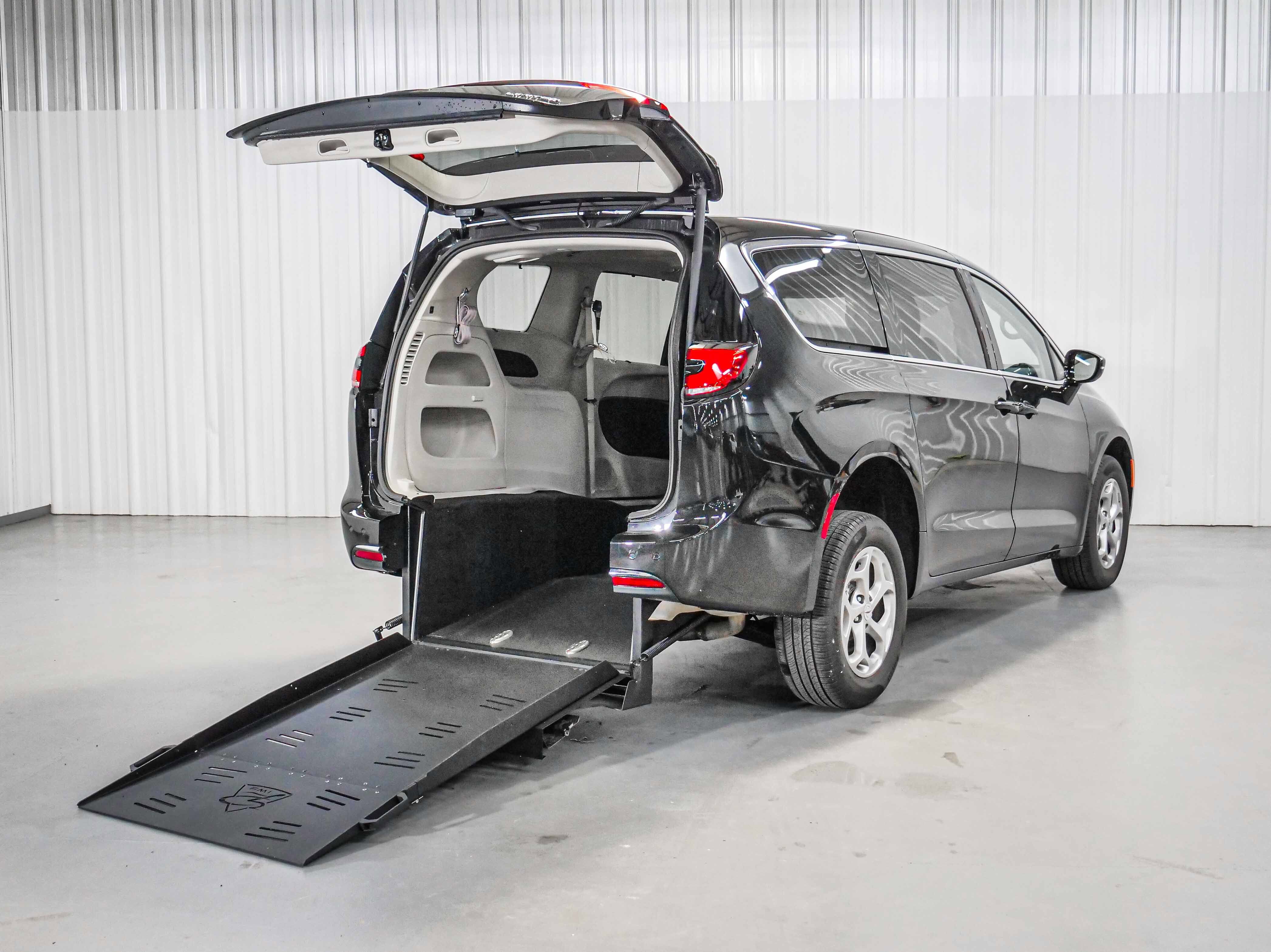 2024 Chrysler Pacifica Limited's photo